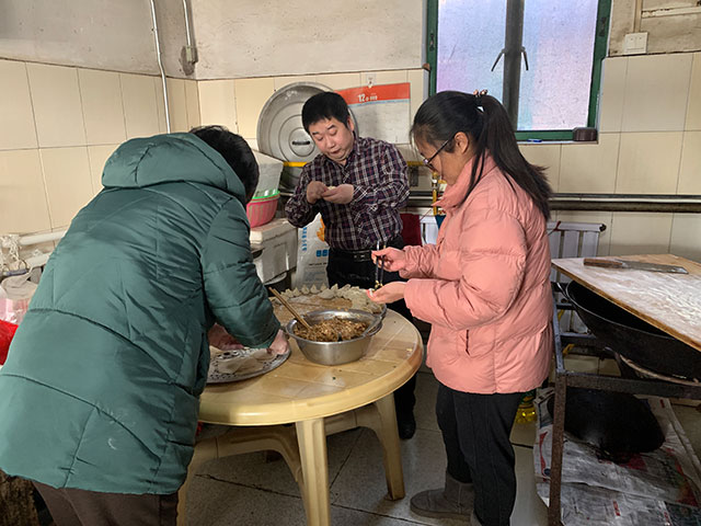 华源发传承20年习俗：冬至这天组织职工包饺子吃