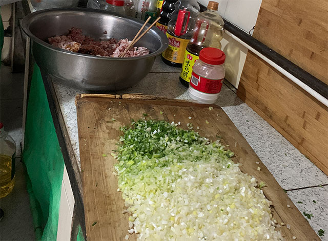 华源发传承20年习俗：冬至这天组织职工包饺子吃