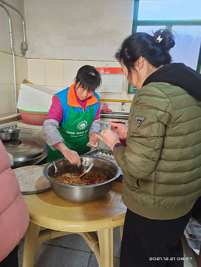 华源发传承20年习俗：冬至这天组织职工包饺子吃